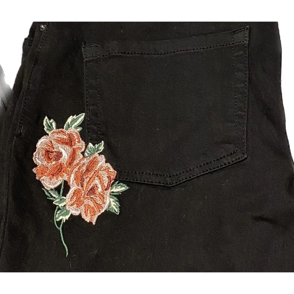 3/$15 The Pioneer Woman Pull-On Embroidered Floral Bootcut Jeans Size Small NWOT - Picture 2 of 9